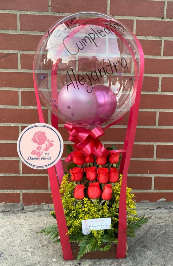 Arreglo rosa fiesta y globo burbuja