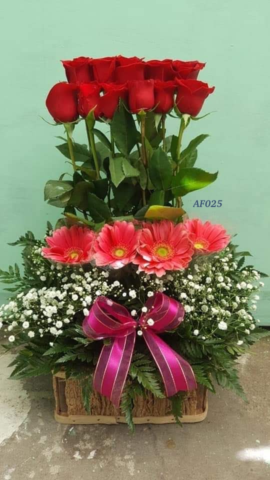 Arreglo floral rosas y gerberas