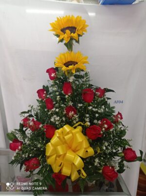 Arreglo floral triangulo rosas y girasoles
