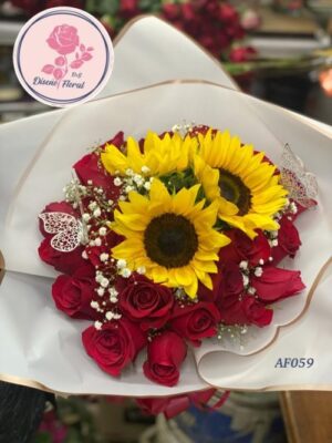 Bouquet rosas rojas, girasoles y mariposas