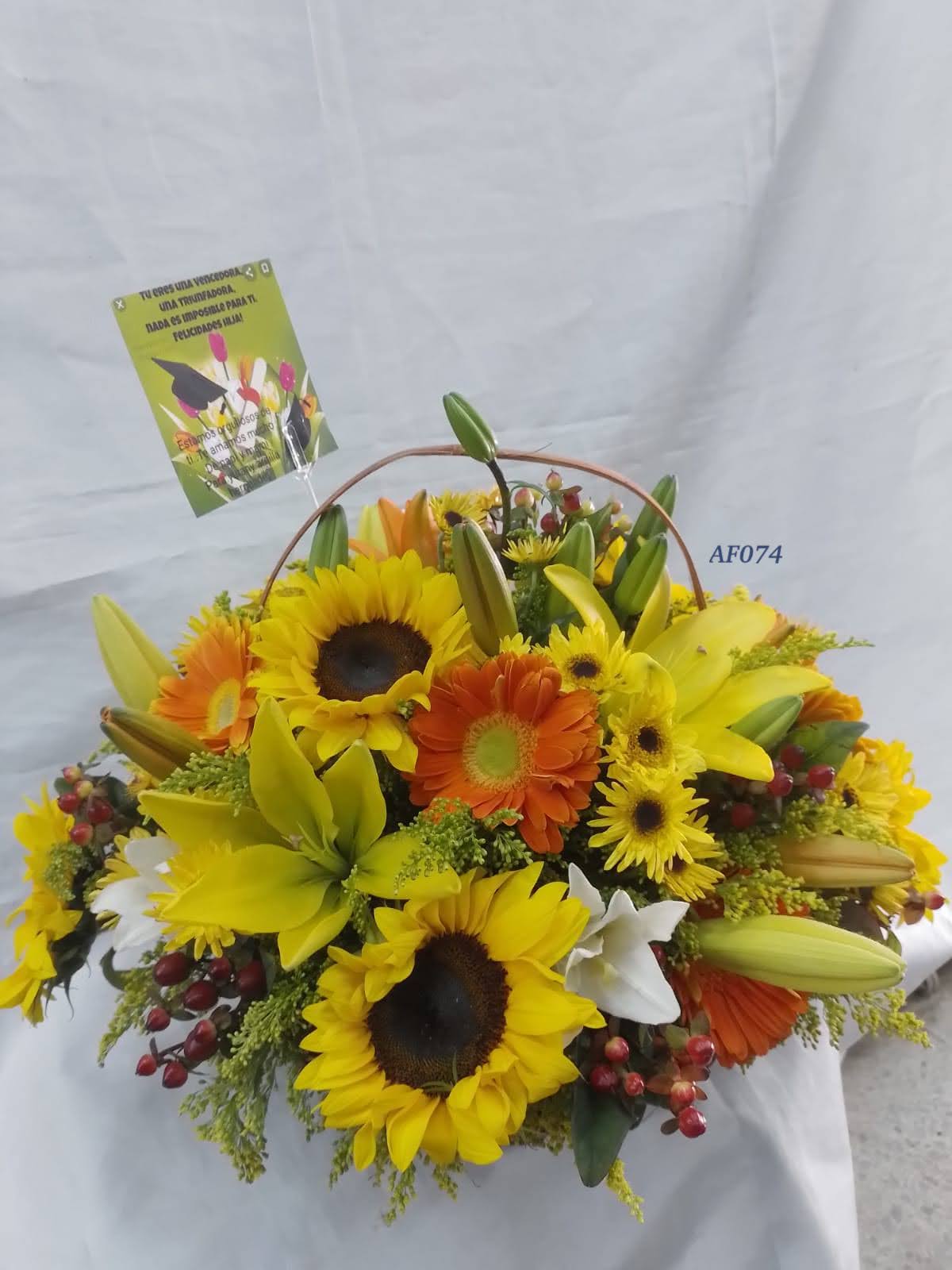 Canasta de flores amarillas