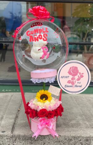 Caja de rosas y globo peluche personalizado.