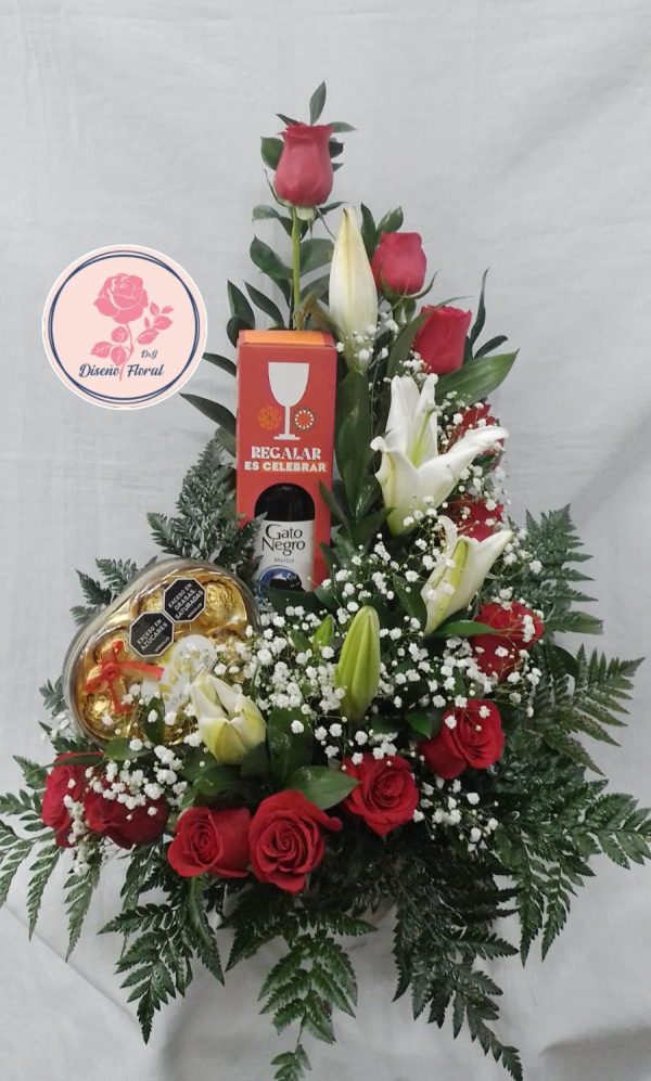 Arreglo floral vino y chocolates