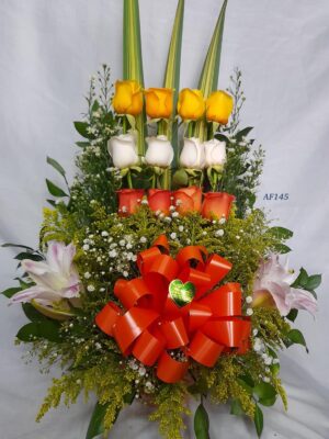 Arreglo floral rosas y lirios