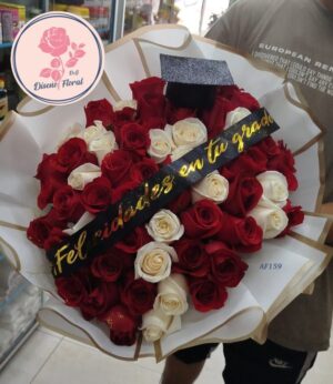 Bouquet rosas rojas y blanca cinta personalizada