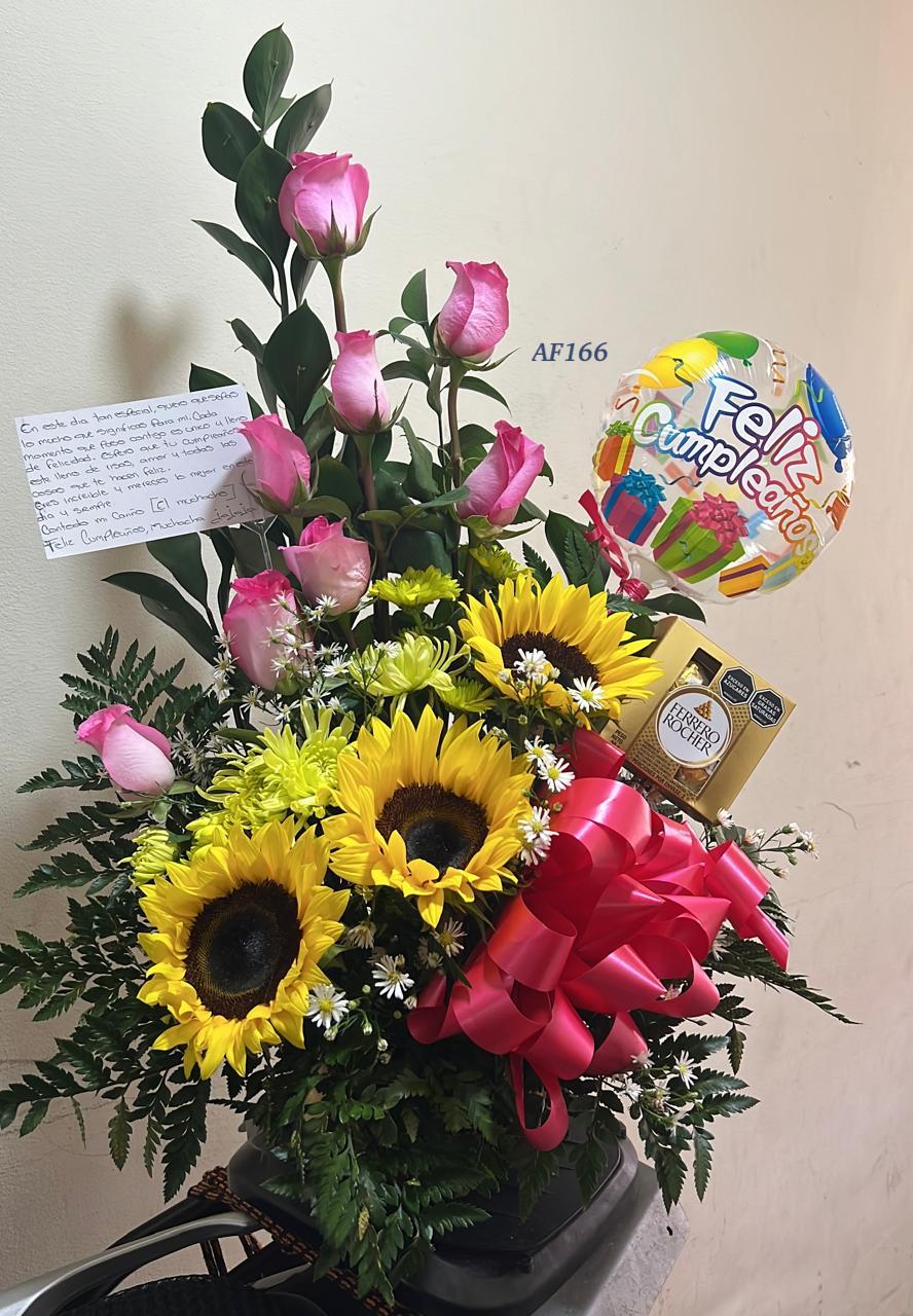 Arreglo floral chocolates y globo