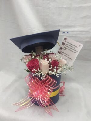 Caja de rosas con birrete