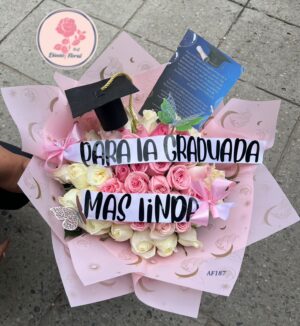 Bouquet rosas blancas y rosadas con cinta personalizada