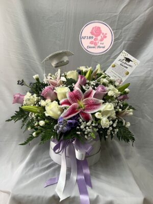 Caja de rosas, lirios y clavellina.