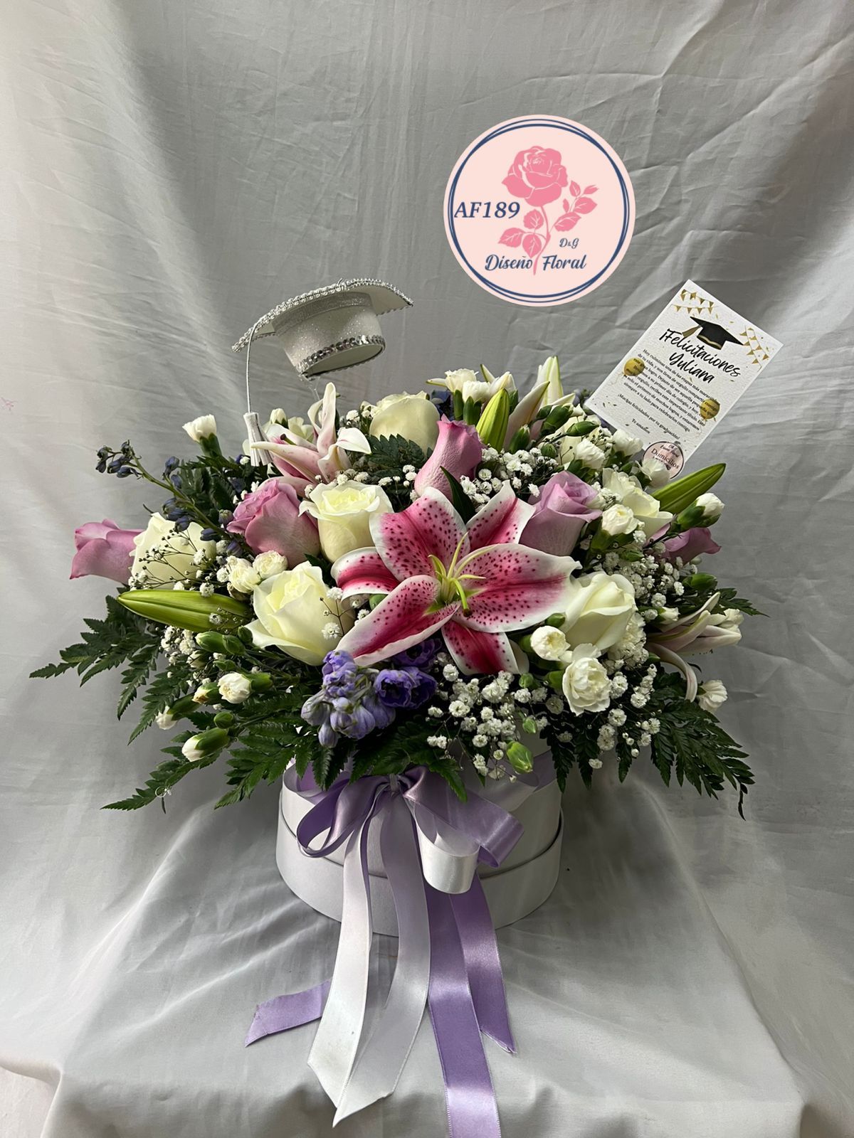 Caja de rosas, lirios y clavellina.