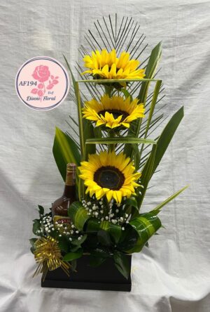 Arreglo floral en caja decorativa con girasoles y crema de whisky