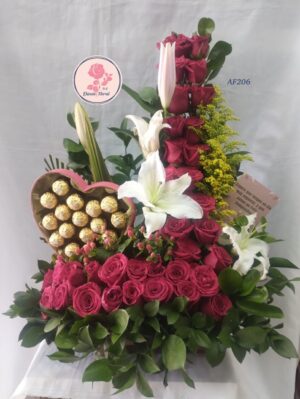 Arreglo de rosas con chocolates y lirios