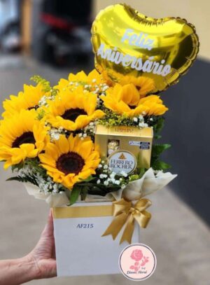 Caja de girasoles, globo y chocolates