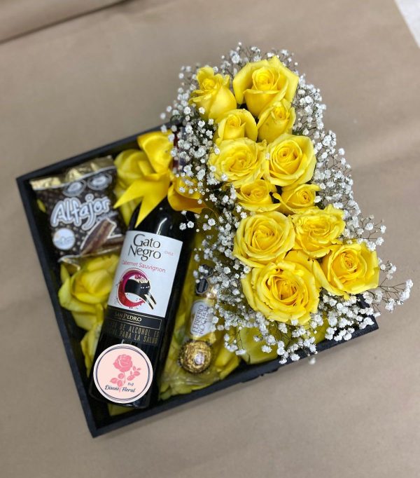 Caja decorativa con vino y chocolates