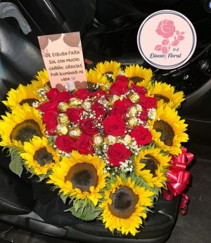 Corazón girasoles, rosas y chocolates.