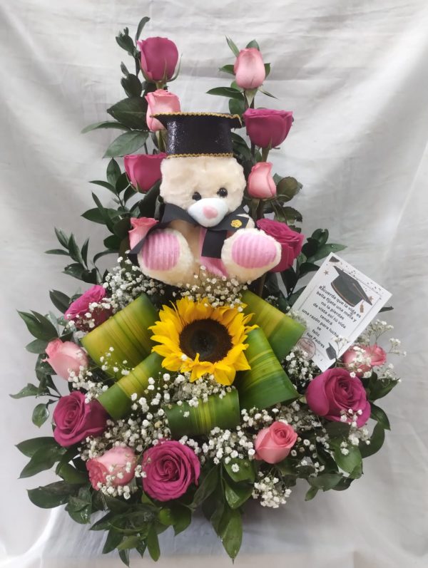 Arreglo floral con peluche de grado