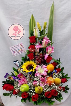 Frutero rosas, lirios y chocolates
