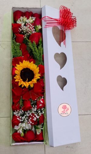 Caja de rosas y girasol